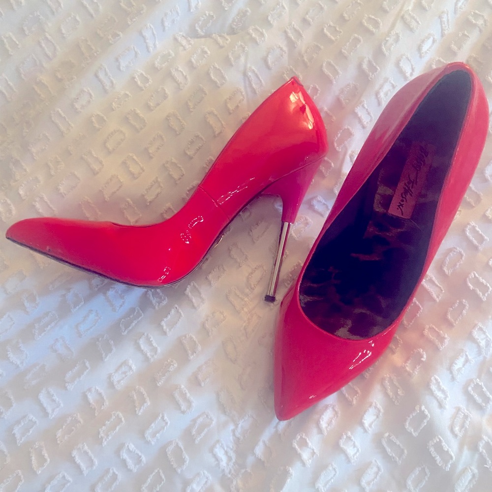 Betsey Johnson 7.5